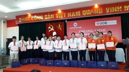 Học sinh trường THCS Phúc Xá vinh dự được nhận quà của Hội chữ thập đỏ quận Ba Đình