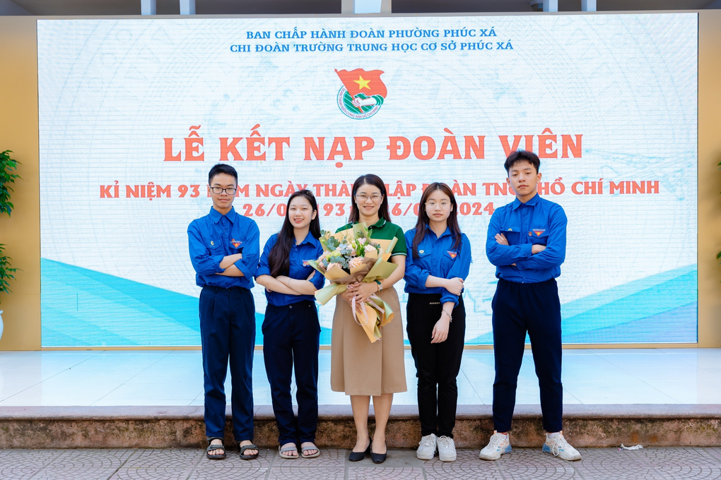Học sinh 9A vinh dự và tự hào được đứng trong hàng ngũ của Đoàn TNCS Hồ Chí Minh