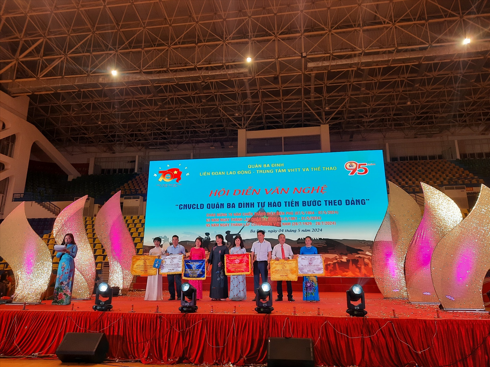 Công đoàn viên trường THCS Phúc Xá tích cực tham gia hội diễn văn nghệ “CNVCNL Quận Ba Đình tự hào tiến bước theo Đảng”